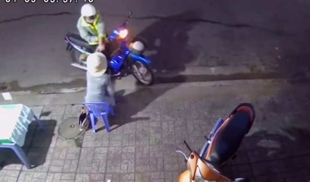 Bắt đối tượng cướp giật hàng trăm tờ vé số của người già