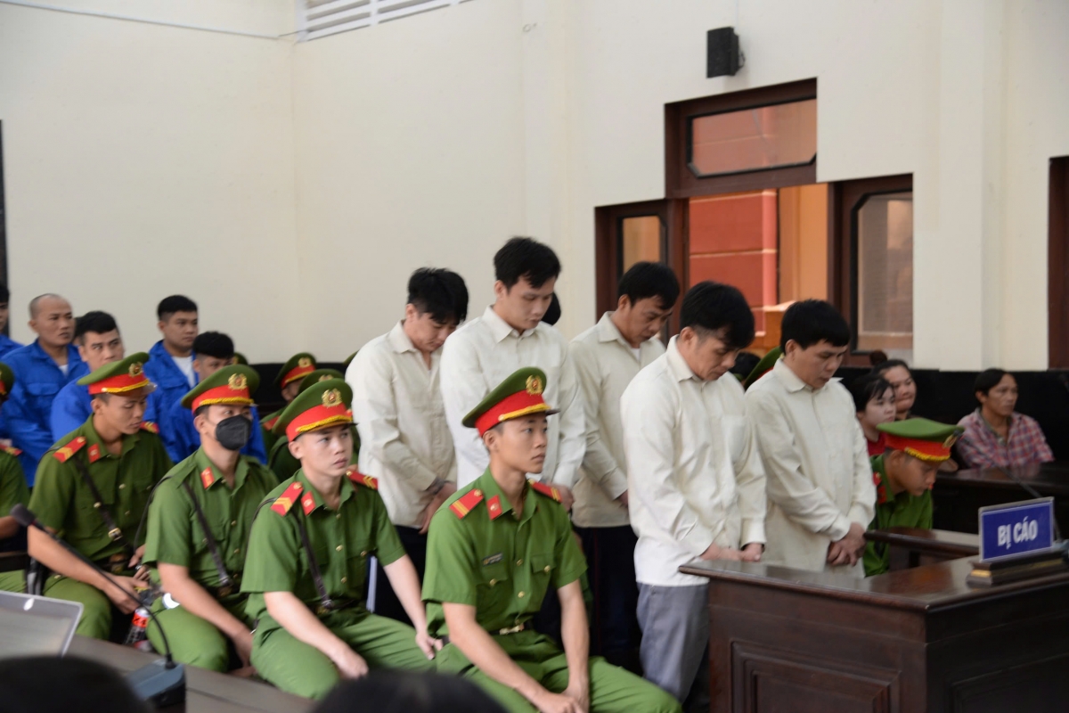 Đưa ra xét xử nhiều bị cáo dùng súng, mã tấu giải quyết mâu thuẫn