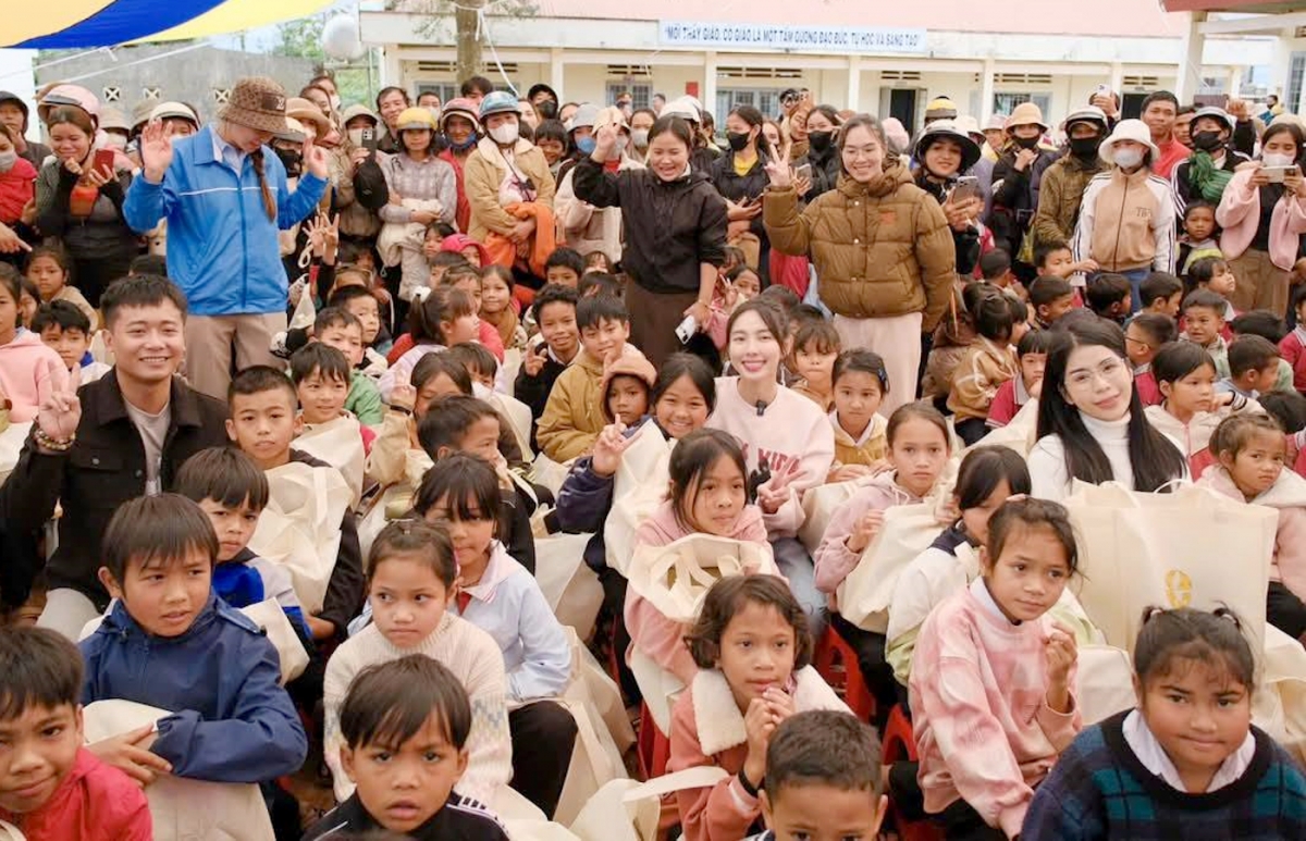 hoa hậu nguyễn thúc thùy tiên tham gia thiện nguyện tại xã vùng sâu Đắk lắk hình ảnh 2 hoa hau nguyen thuc thuy tien tham gia thien nguyen tai xa vung sau Dak lak hinh anh 2