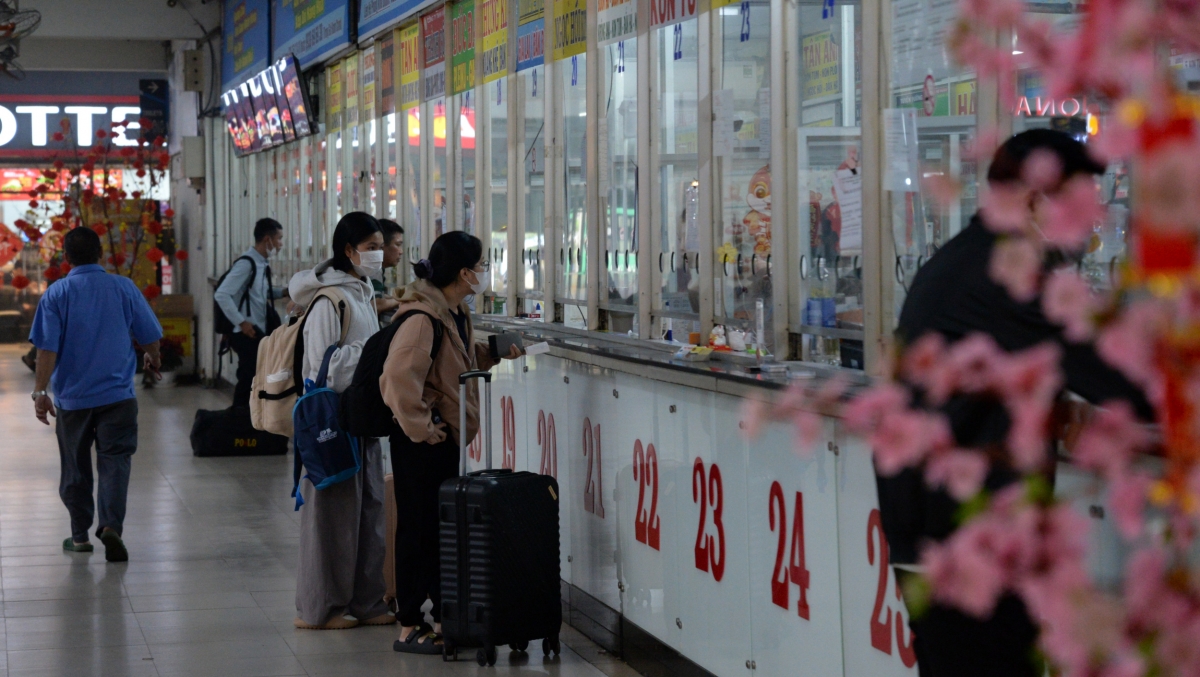 ben xe san bay tai tphcm bat dau dong duc, nguoi dan den som tranh ket xe hinh anh 2