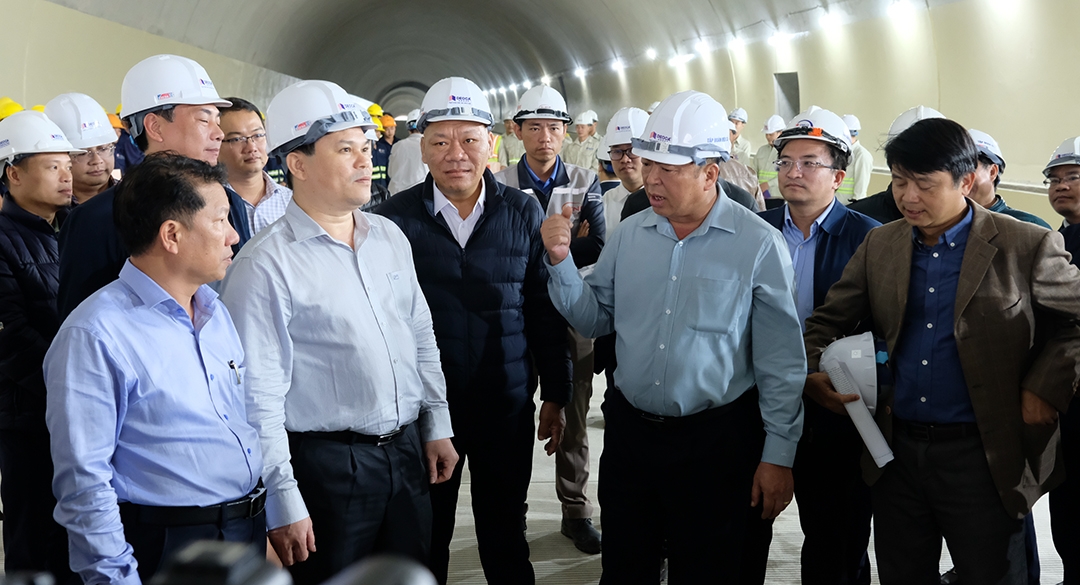 bộ trưởng bộ gtvt kiểm tra tiến độ cao tốc quảng ngãi - hoài nhơn hình ảnh 2 bo truong bo gtvt kiem tra tien do cao toc quang ngai - hoai nhon hinh anh 2
