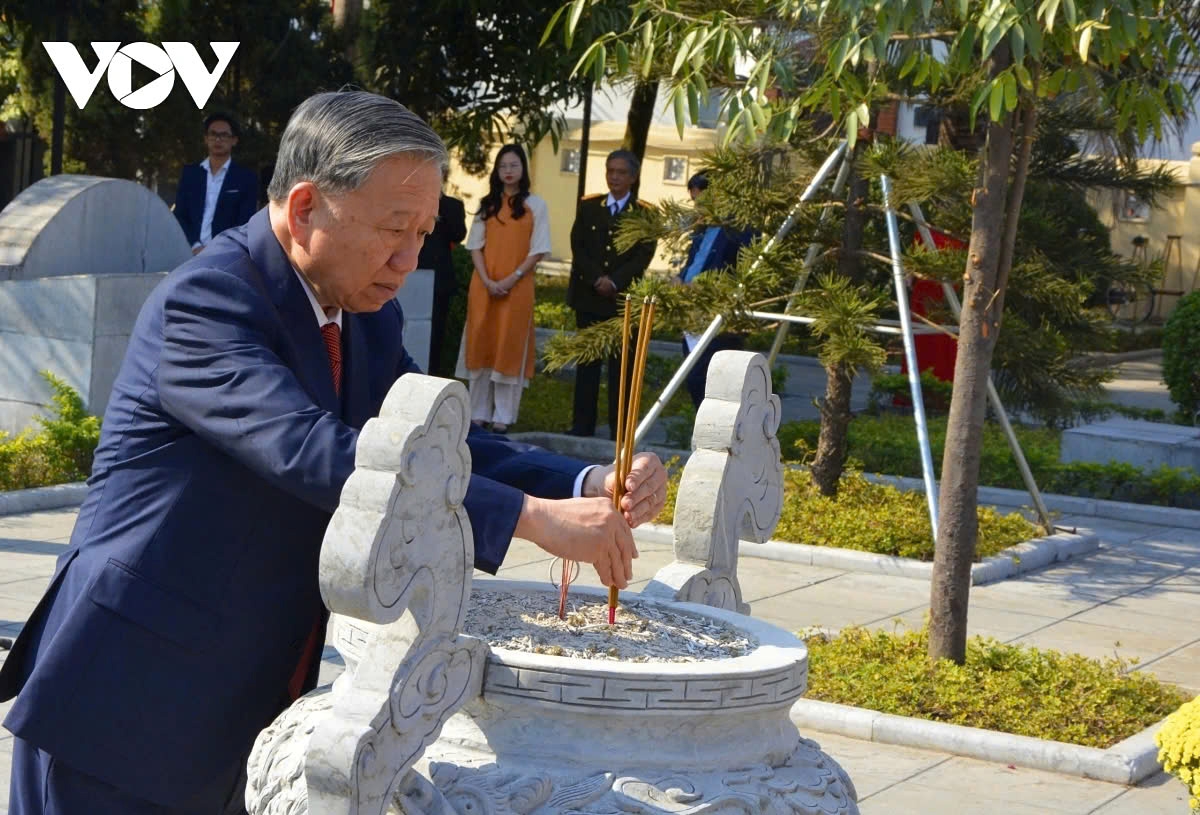 party chief to lam pays tribute to late general secretary nguyen van cu picture 1 party chief to lam pays tribute to late general secretary nguyen van cu picture 1