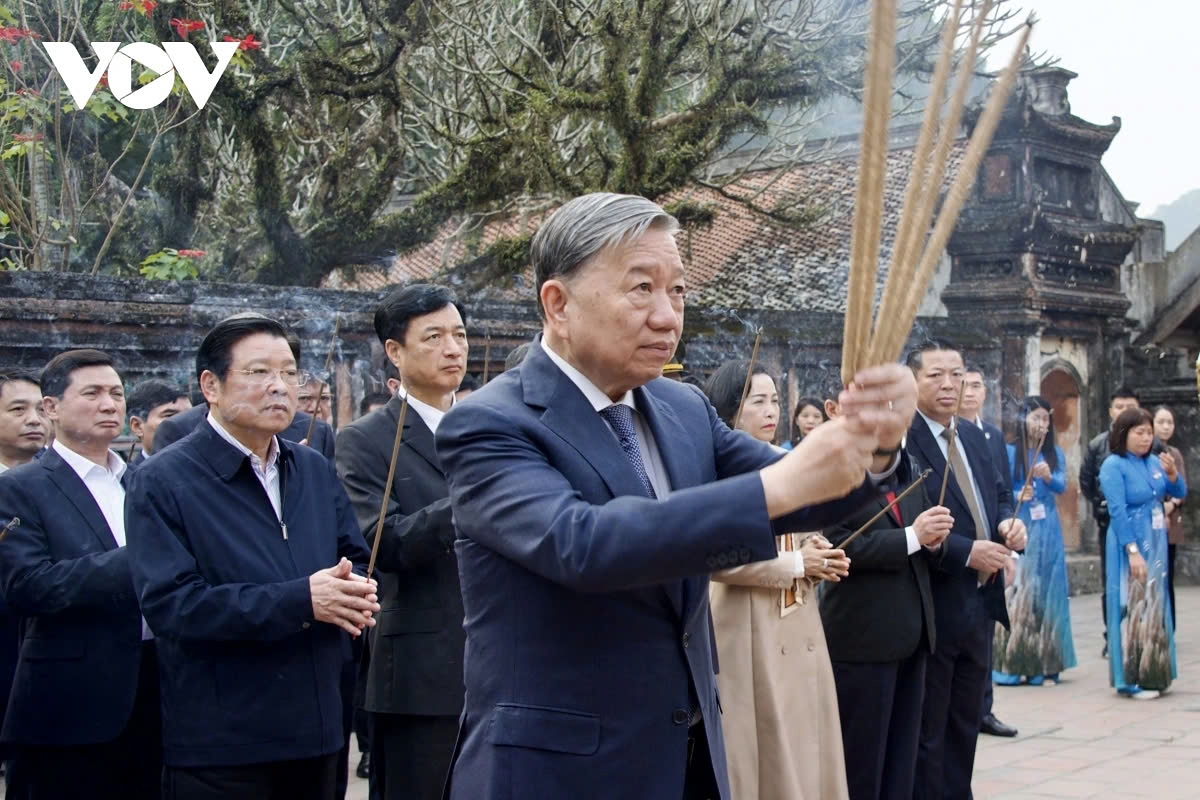 party leader to lam offers incense to vietnamese state s rulers picture 1 party leader to lam offers incense to vietnamese state s rulers picture 1
