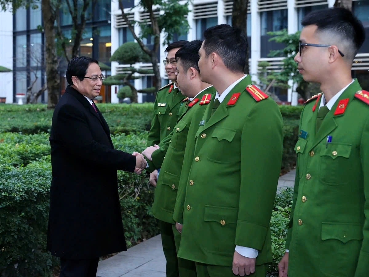 pm pham minh chinh pays lunar new year visit to police force picture 1