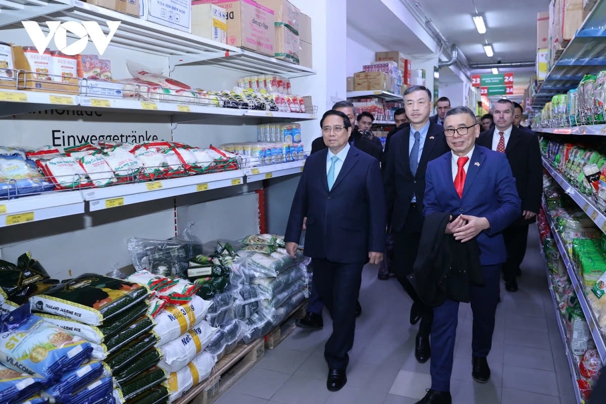 pm visits vietnamese-owned sapa trading centre in prague picture 2