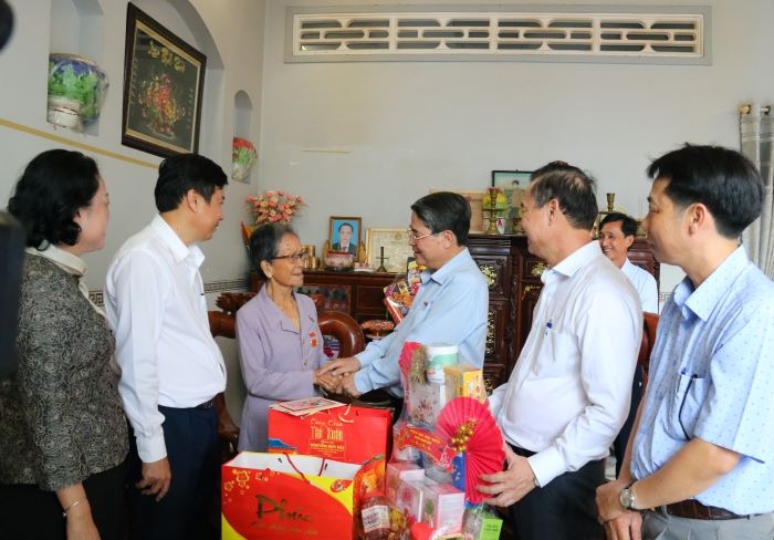 Phó Chủ tịch Quốc hội Nguyễn Đức Hải trao 460 phần quà tại Đồng Tháp