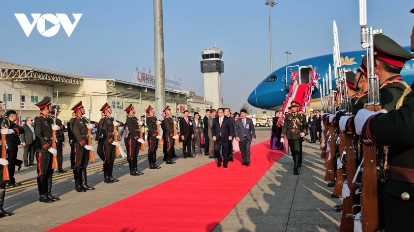 pm chinh arrives in laos, co-chairs 47th inter-governmental committee meeting picture 2