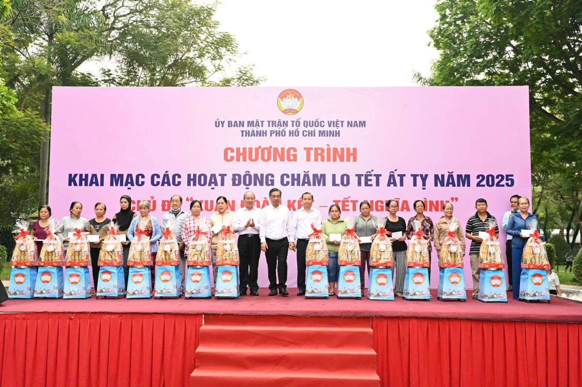 TP.HCM trao 200 ngàn suất quà “Xuân đoàn kết – Tết nghĩa tình”