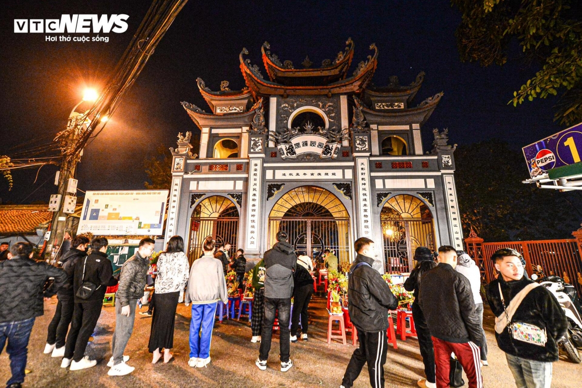 nguoi ha noi doi ret den phu tay ho le ta ram thang chap tu rang sang hinh anh 1