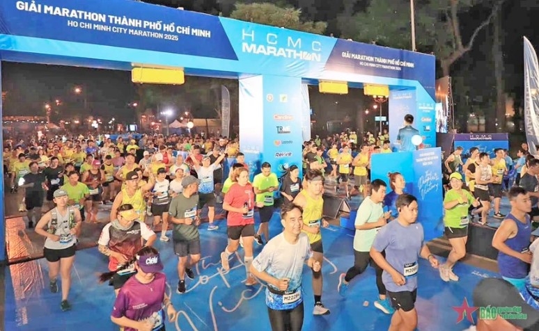 over 10,000 runners join marathon in hcm city picture 1