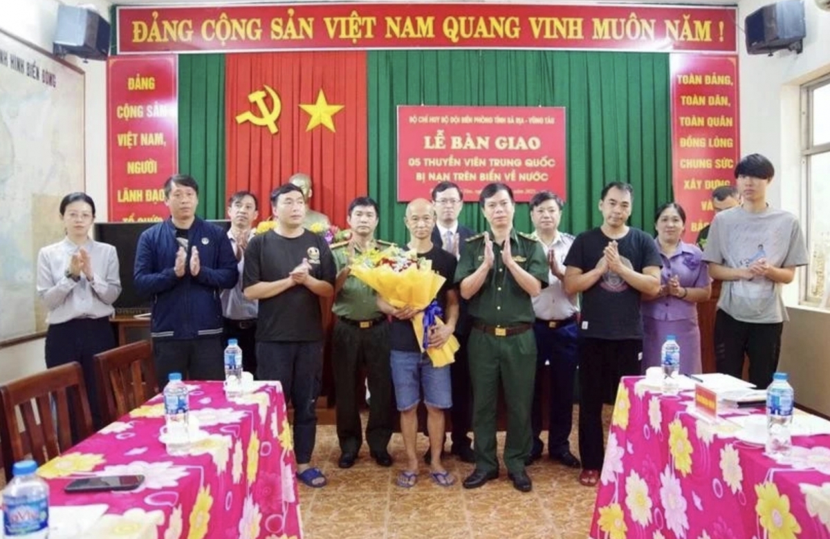 sailors in distress handed over to chinese consulate general picture 1