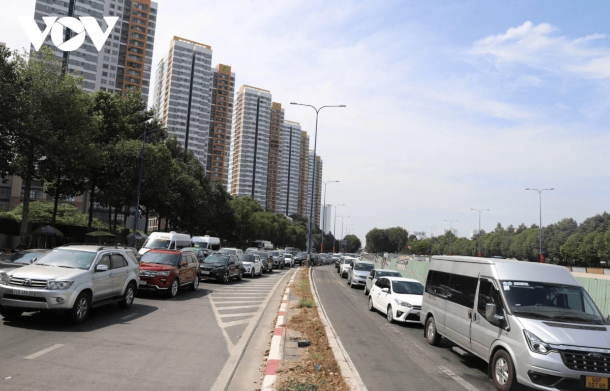 ho chi minh city s eastern gateway grapples with jam on second lunar day of tet picture 1