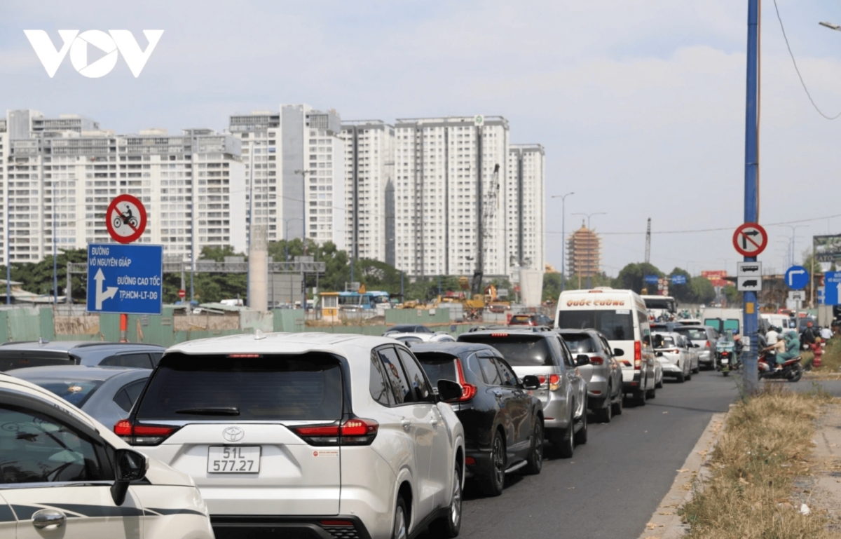 ho chi minh city s eastern gateway grapples with jam on second lunar day of tet picture 9