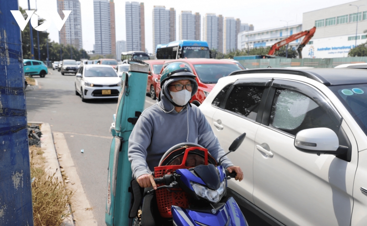 ho chi minh city s eastern gateway grapples with jam on second lunar day of tet picture 2