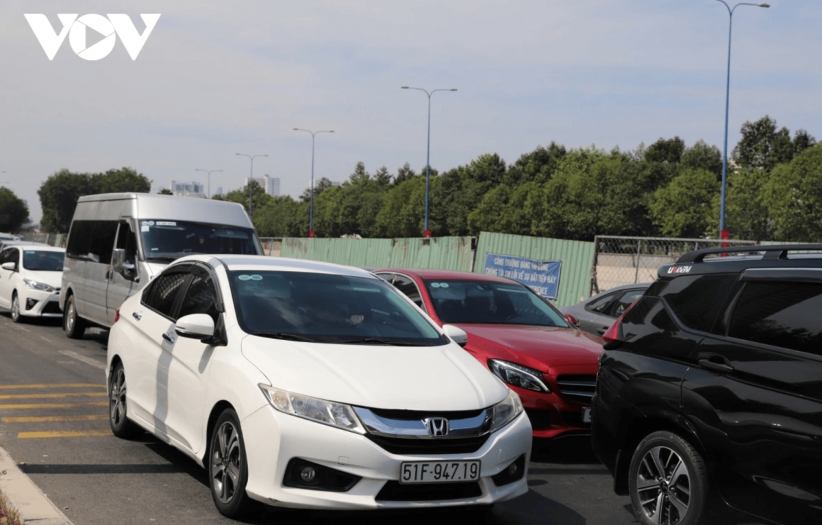 ho chi minh city s eastern gateway grapples with jam on second lunar day of tet picture 6