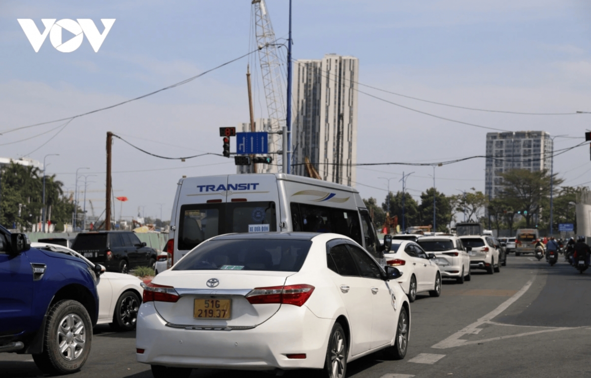 ho chi minh city s eastern gateway grapples with jam on second lunar day of tet picture 3