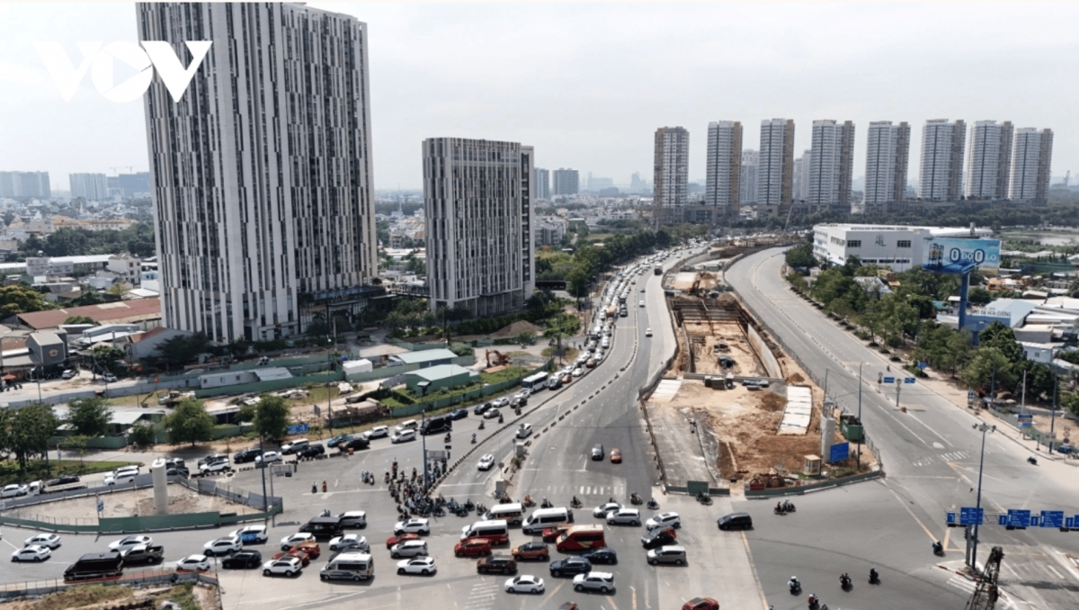 ho chi minh city s eastern gateway grapples with jam on second lunar day of tet picture 8