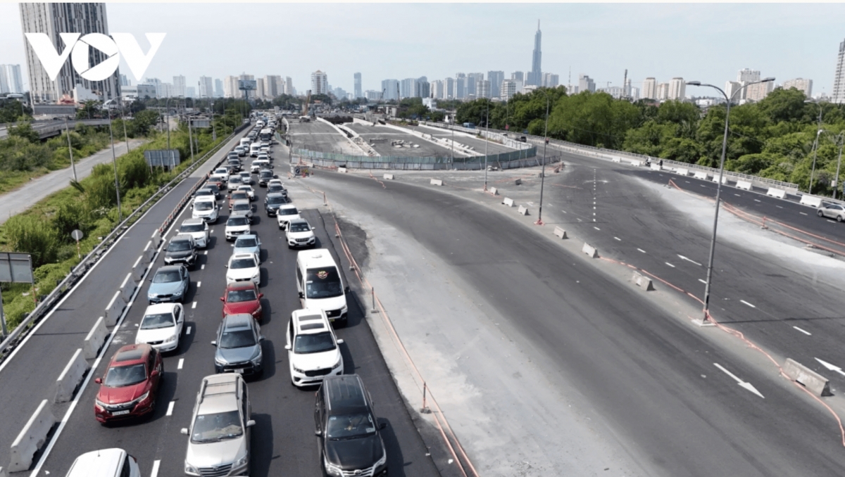 ho chi minh city s eastern gateway grapples with jam on second lunar day of tet picture 4