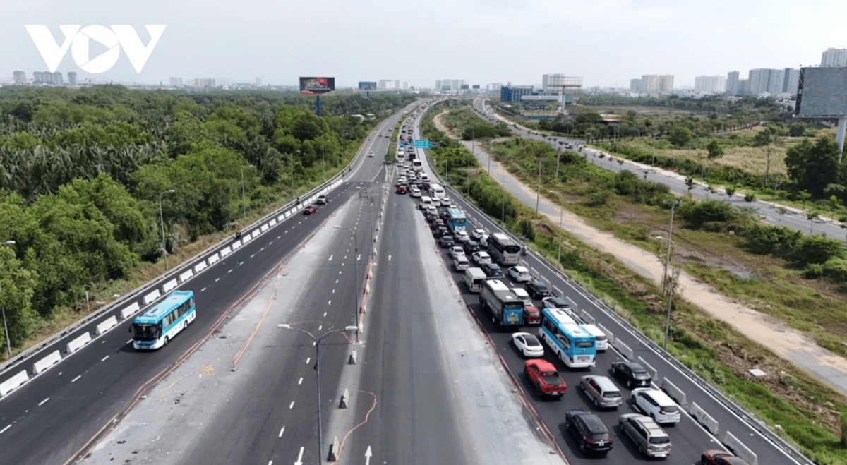 Ho Chi Minh City's eastern gateway grapples with jam on second lunar day of Tet