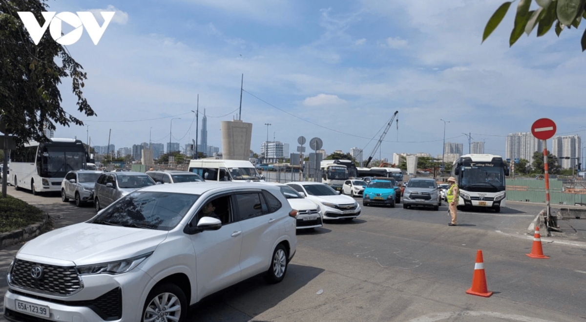 ho chi minh city s eastern gateway grapples with jam on second lunar day of tet picture 7