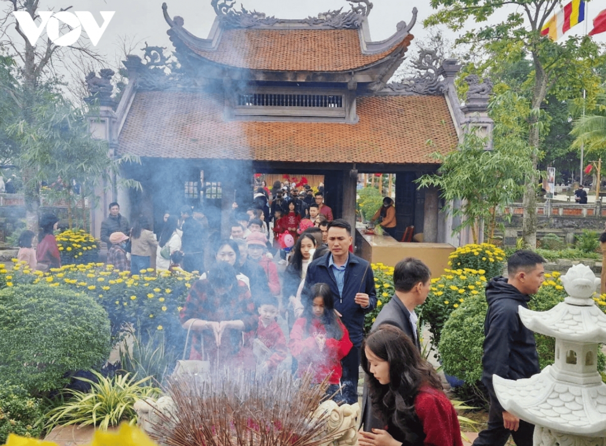 thousands visit pagodas to pray for peace in the new year picture 3