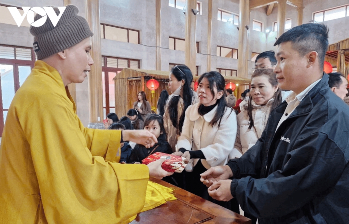 thousands visit pagodas to pray for peace in the new year picture 4