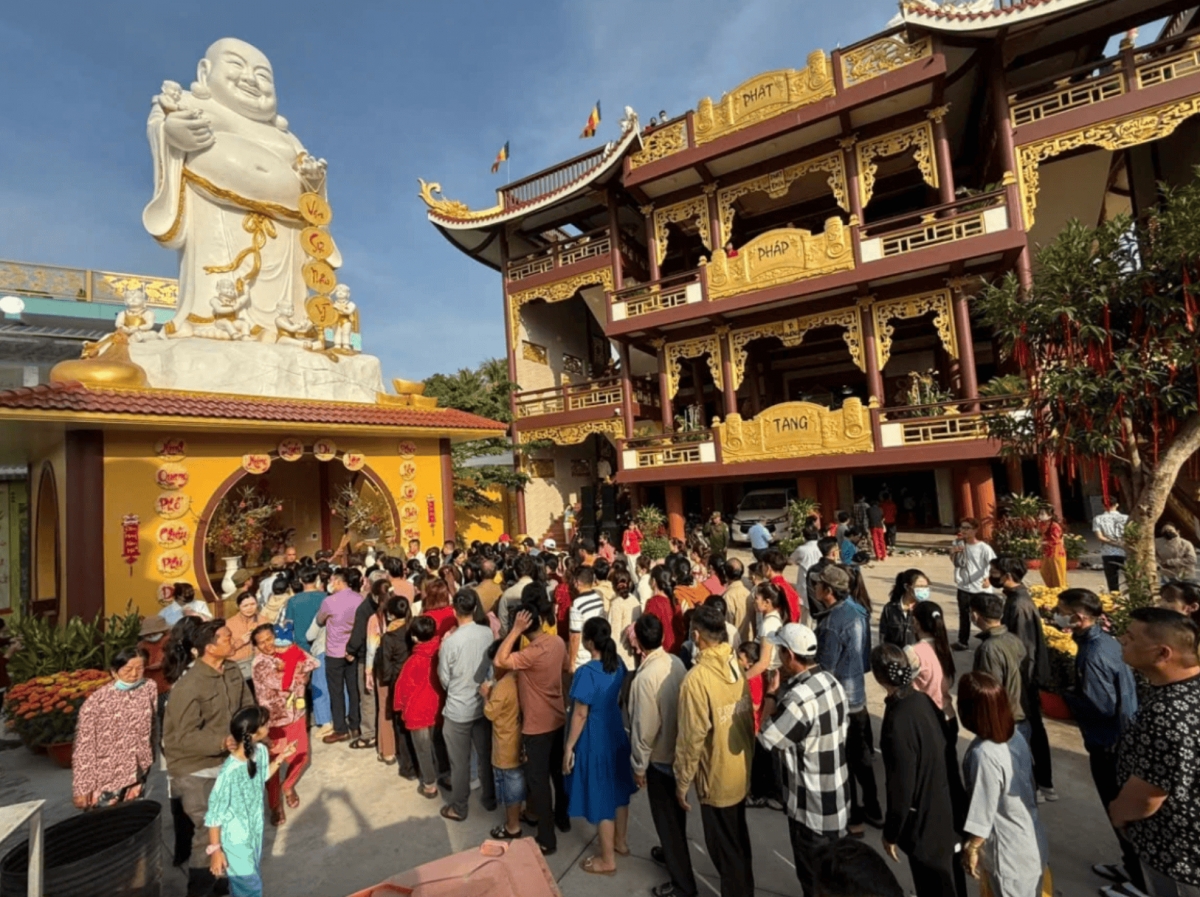 thousands visit pagodas to pray for peace in the new year picture 5