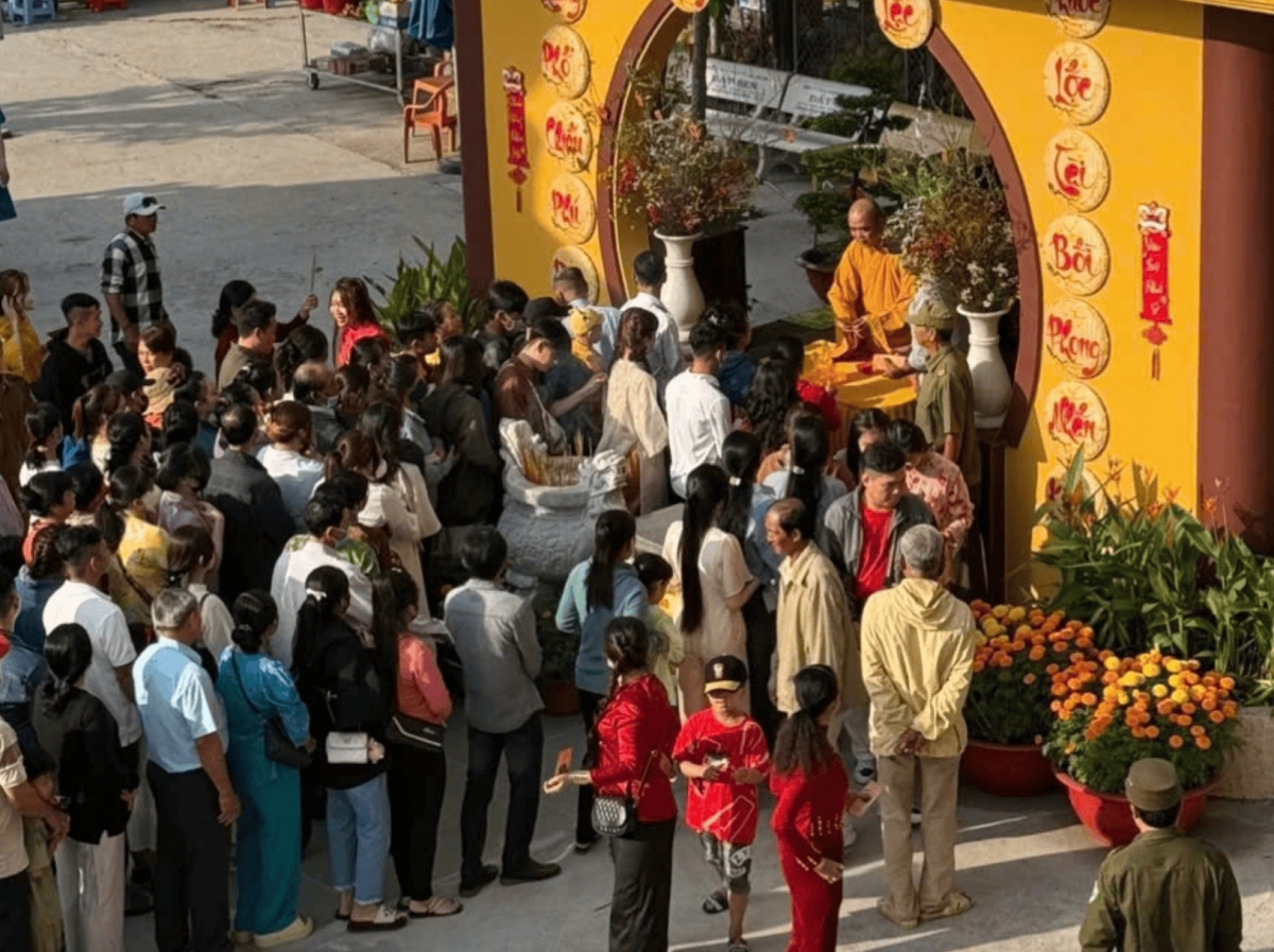 Thousands visit pagodas to pray for peace in the New Year