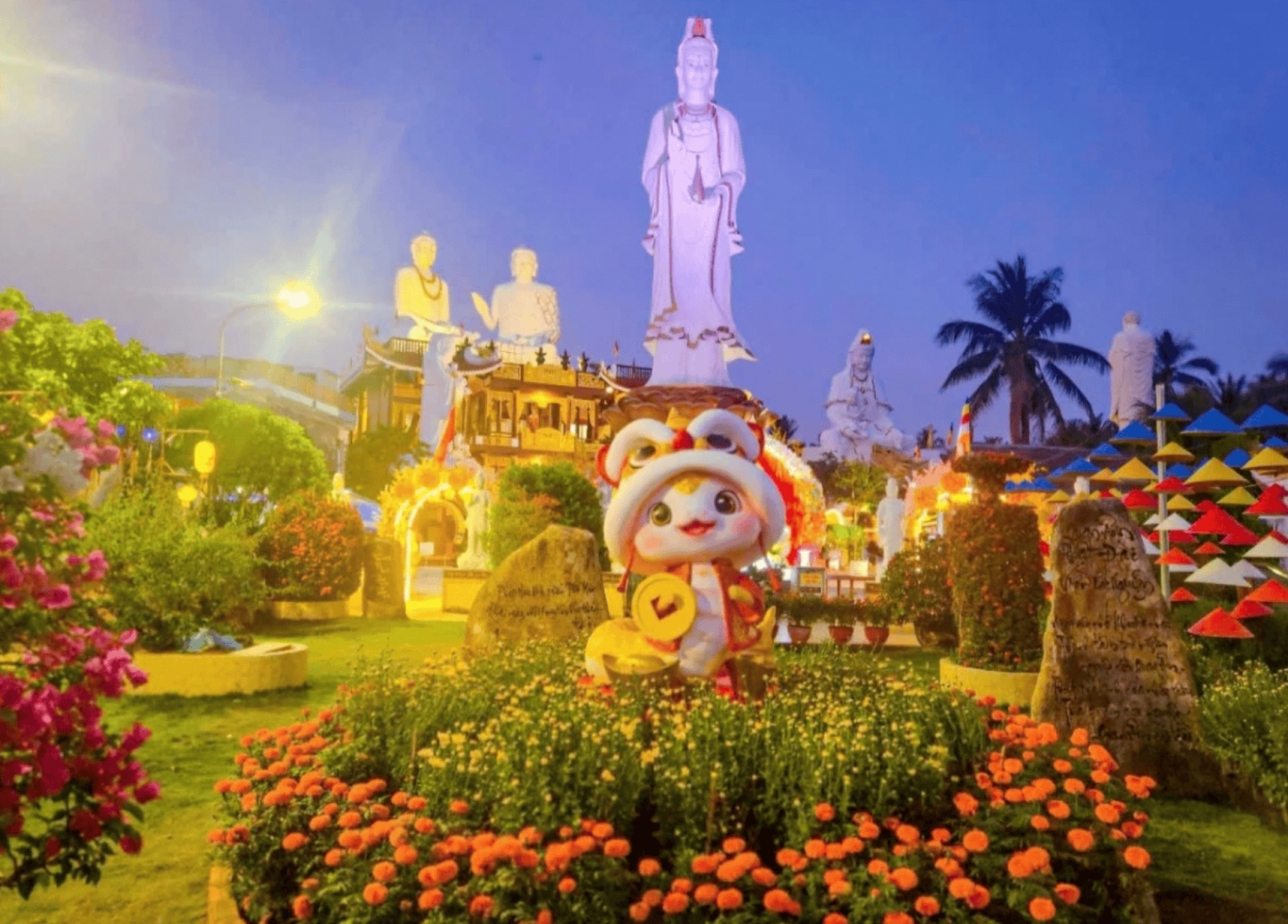 thousands visit pagodas to pray for peace in the new year picture 7