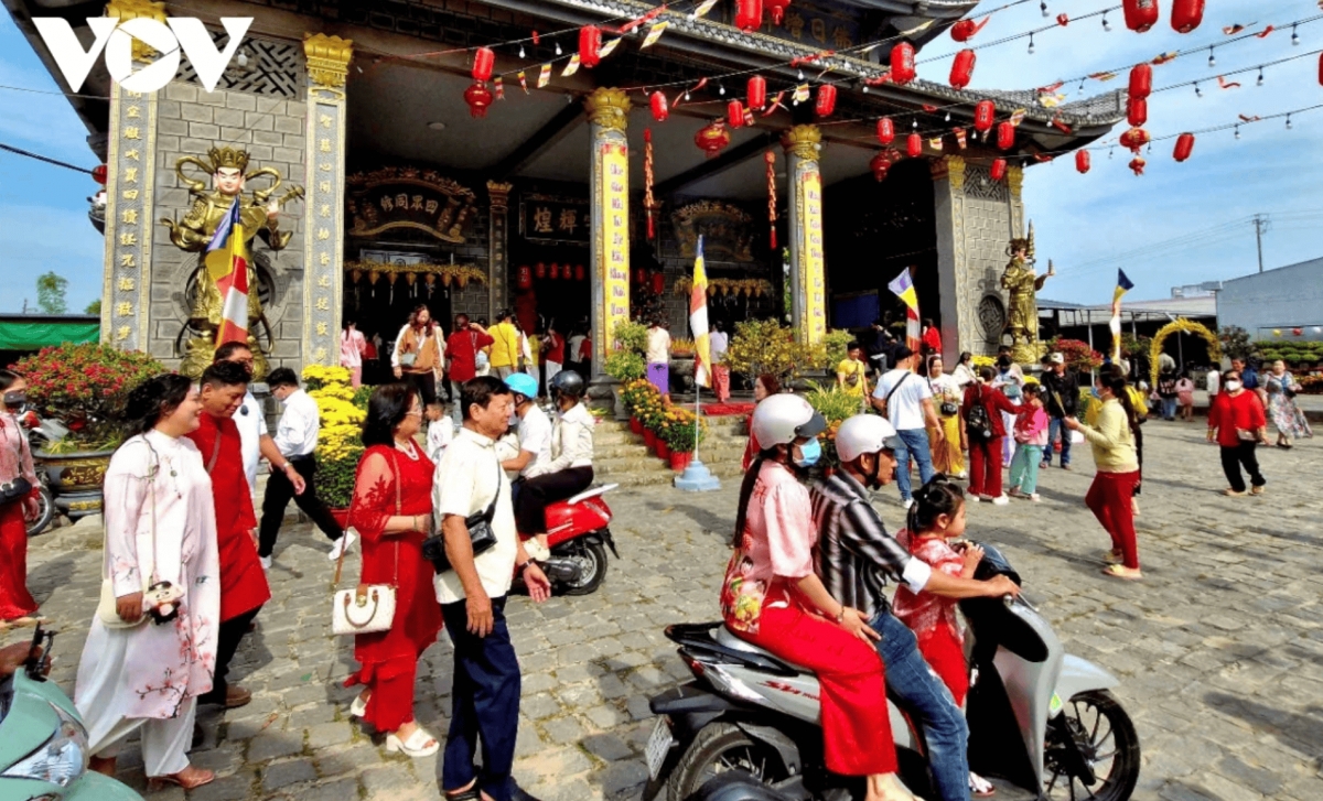 thousands visit pagodas to pray for peace in the new year picture 8