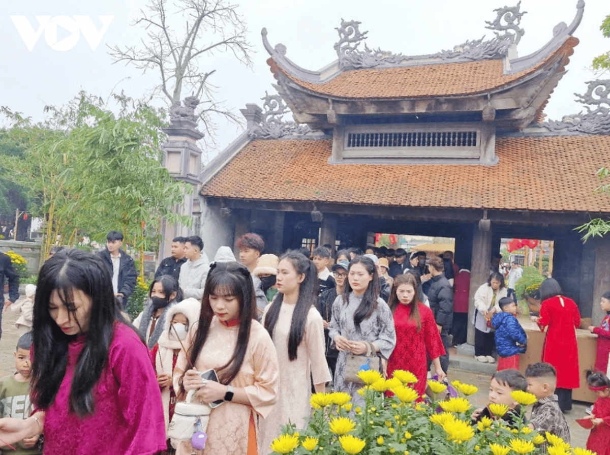 thousands visit pagodas to pray for peace in the new year picture 2