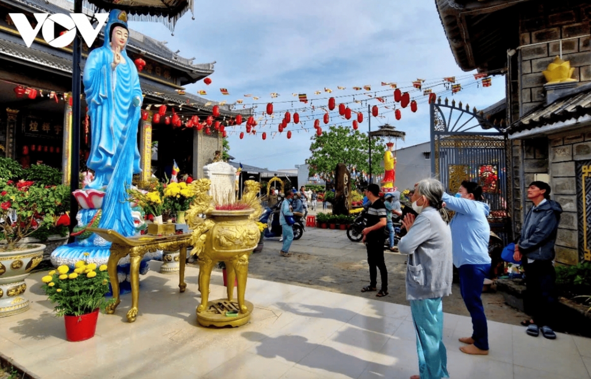 thousands visit pagodas to pray for peace in the new year picture 9