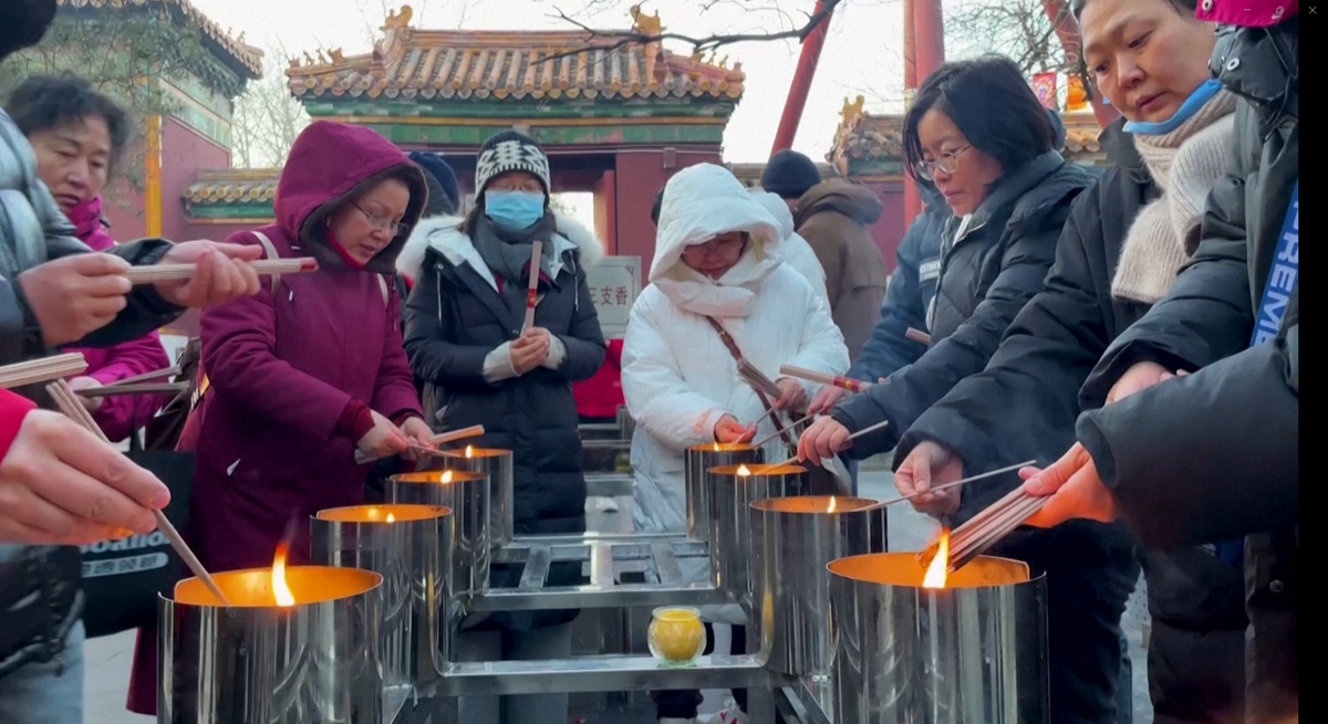 Ngày đầu tiên của năm Ất Tỵ - người dân Châu Á hòa trong bầu không khí vui tươi