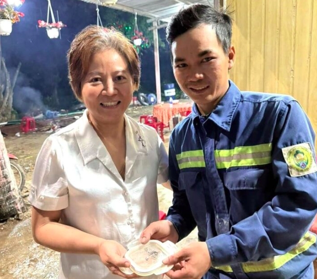Công nhân môi trường tìm lại trang sức trị giá 1 tỷ đồng cho người dân vứt nhầm