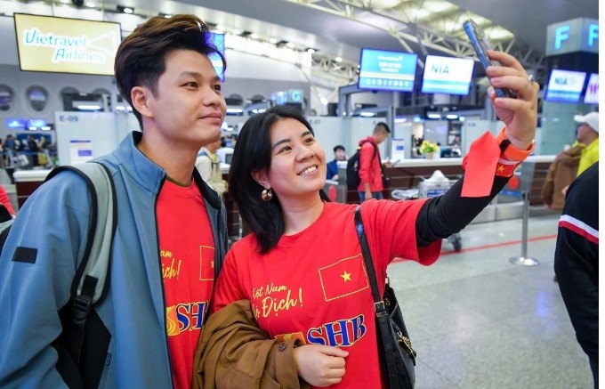 vietnamese fans head to thailand to cheer on national football team picture 2