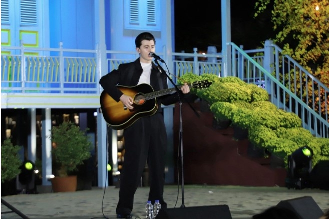 british singer wows vietnamese music fans with impressive talent picture 1