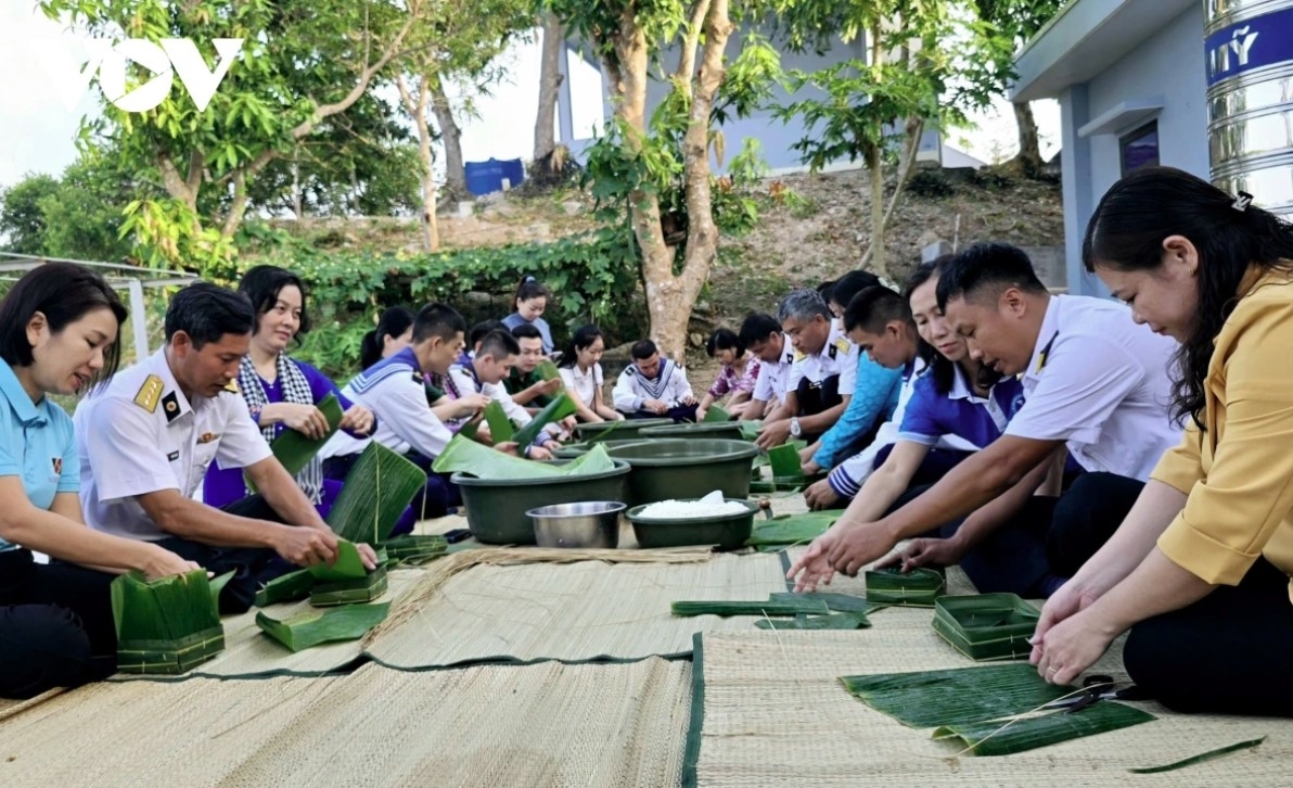 tet arrives early for soldiers on southwestern vietnamese islands picture 1