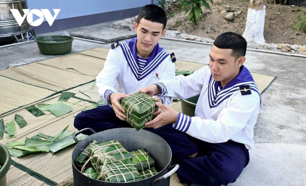 tet arrives early for soldiers on southwestern vietnamese islands picture 2