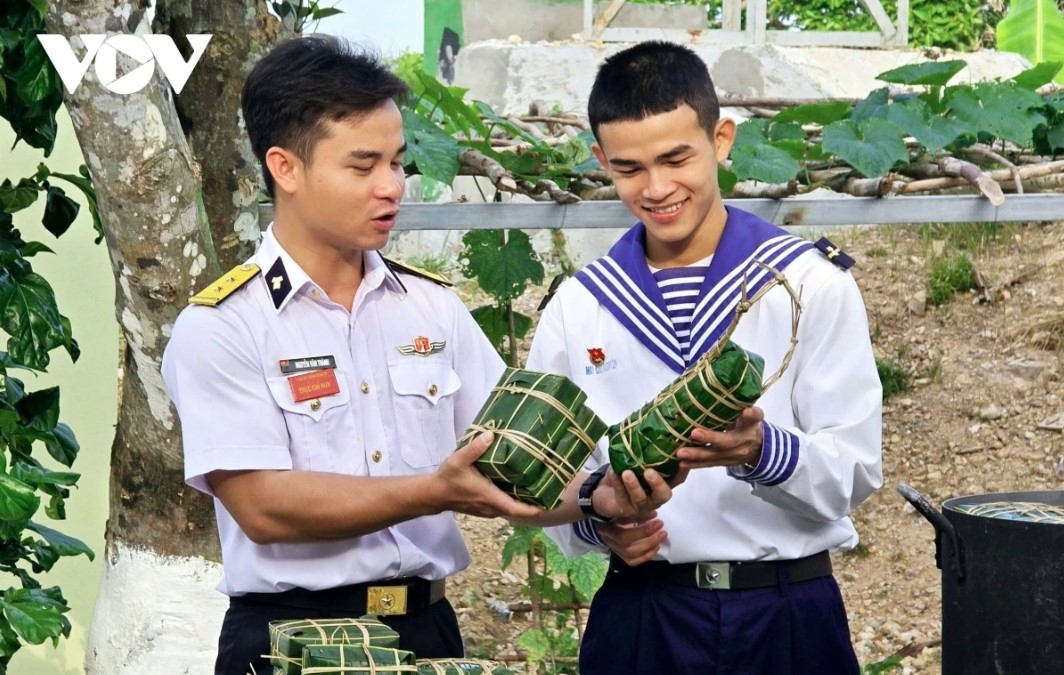 tet arrives early for soldiers on southwestern vietnamese islands picture 7