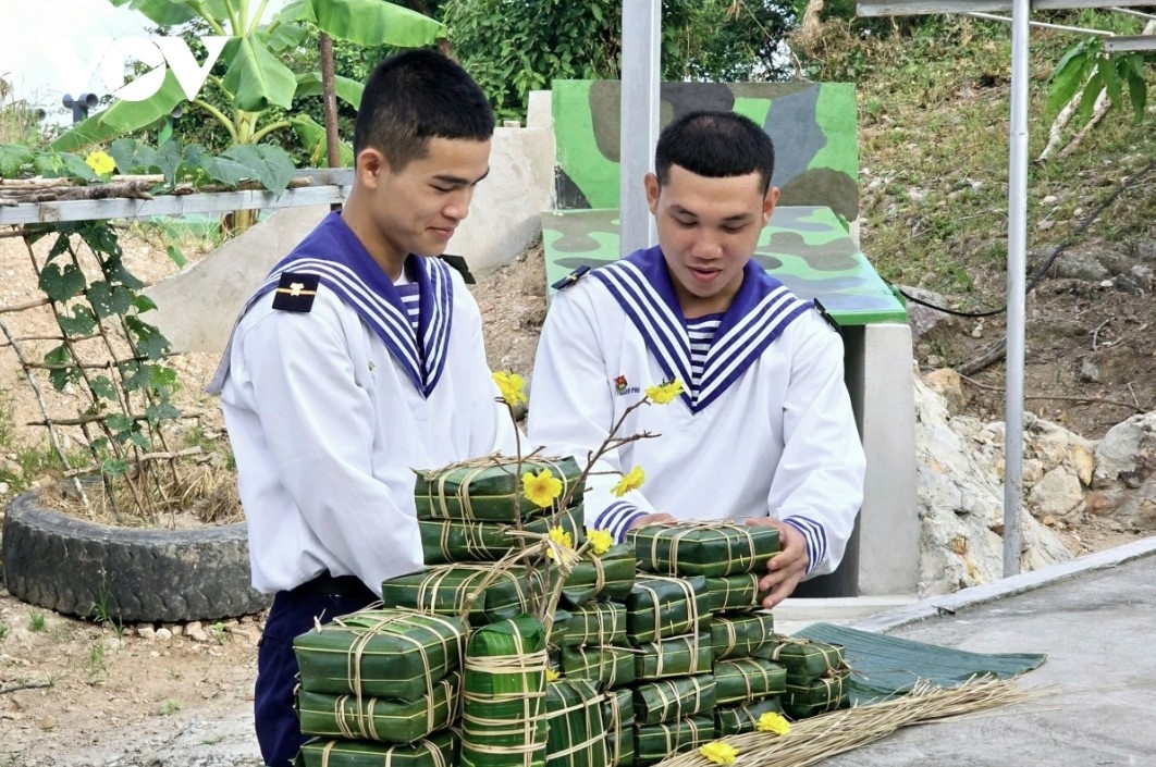 tet arrives early for soldiers on southwestern vietnamese islands picture 9