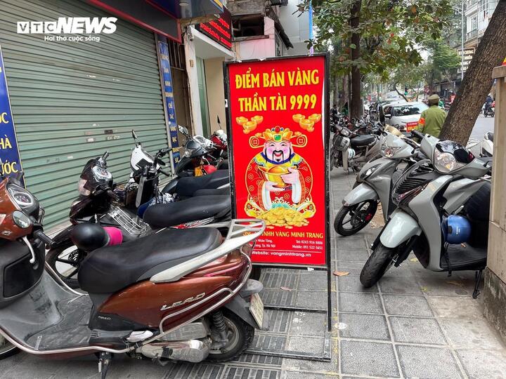 chua nghi tet, cua hang vang da ngong cho ngay via than tai hinh anh 11