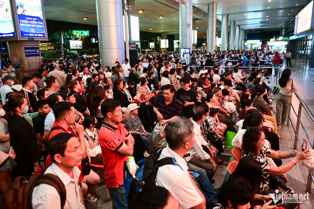 vietnam s largest airport overloaded with people returning home for tet picture 1