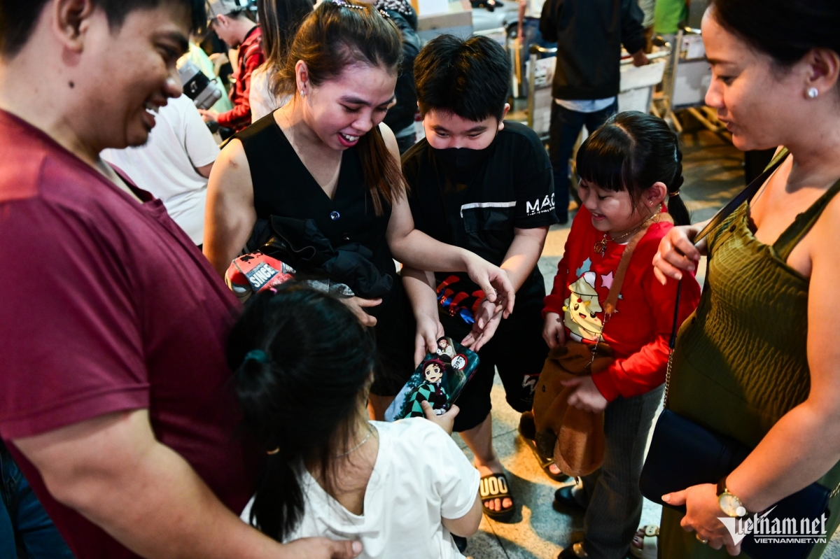 vietnam s largest airport overloaded with people returning home for tet picture 10