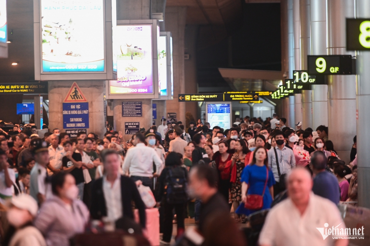 vietnam s largest airport overloaded with people returning home for tet picture 3