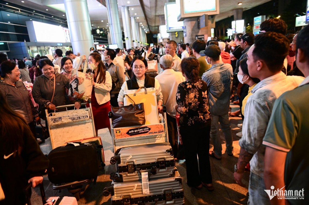 vietnam s largest airport overloaded with people returning home for tet picture 5