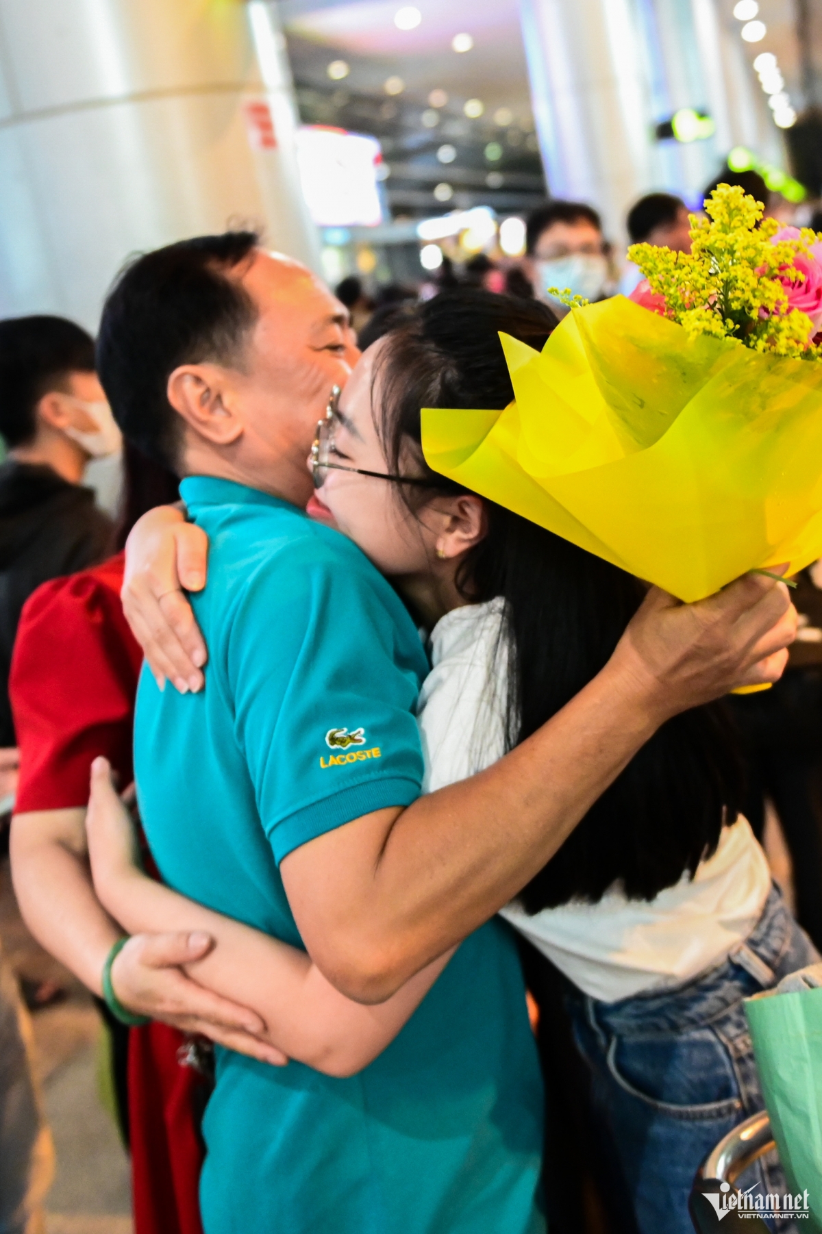 vietnam s largest airport overloaded with people returning home for tet picture 6