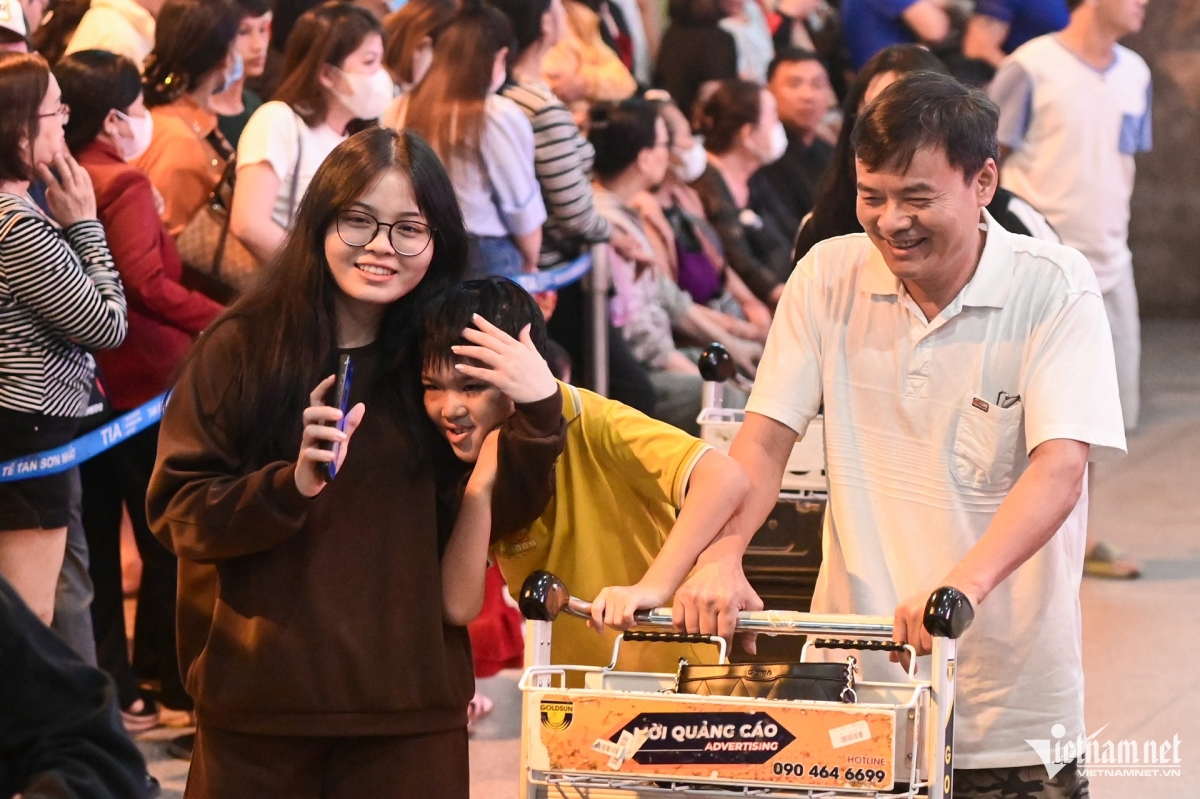 vietnam s largest airport overloaded with people returning home for tet picture 7