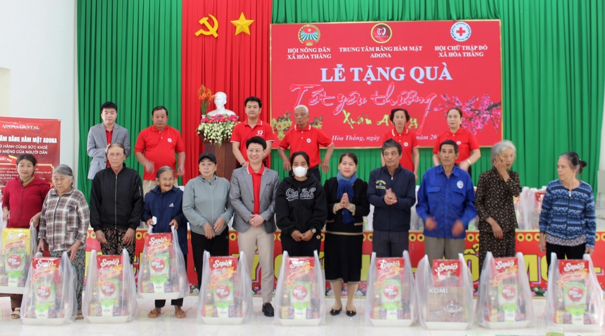 tặng quà tết và hỗ trợ chăm sóc sức khỏe răng miệng cho người nghèo tại Đắk lắk hình ảnh 1 tang qua tet va ho tro cham soc suc khoe rang mieng cho nguoi ngheo tai Dak lak hinh anh 1