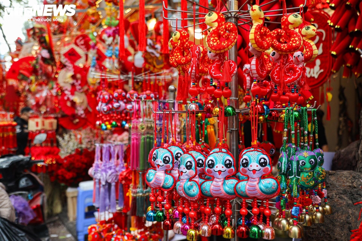 hang ma street decked out in red for tet celebrations picture 10