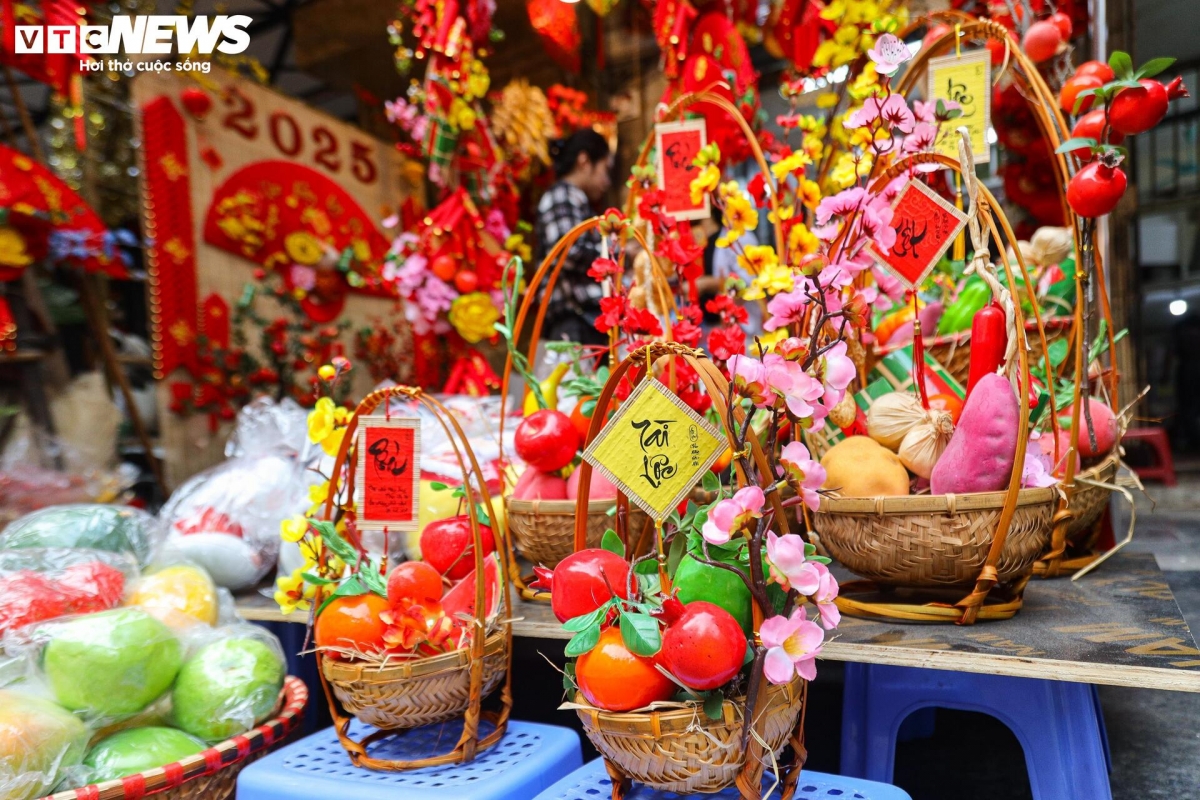 hang ma street decked out in red for tet celebrations picture 3